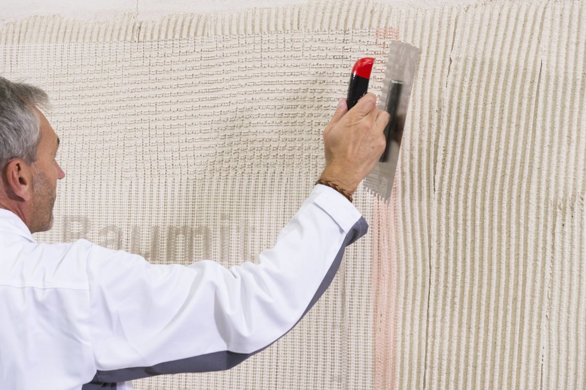 Декор стен зубчатым шпателем