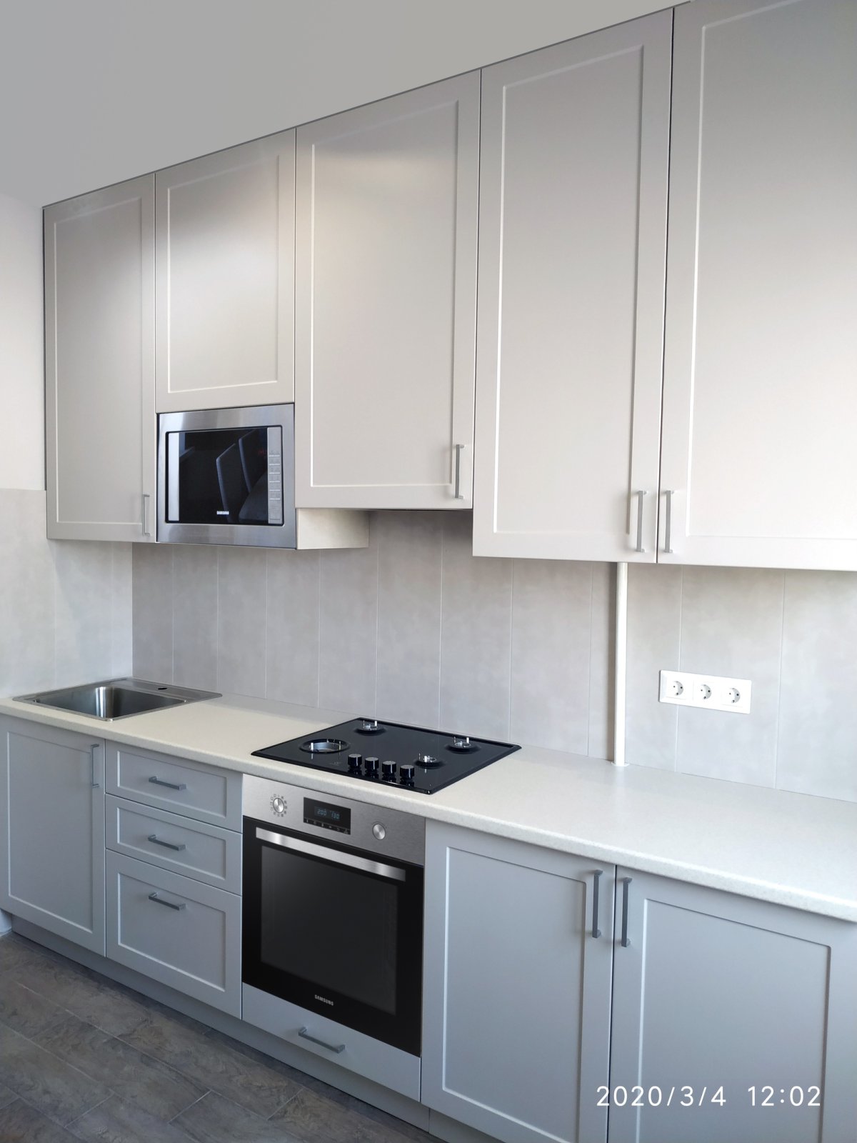 Серая матовая кухня икеа