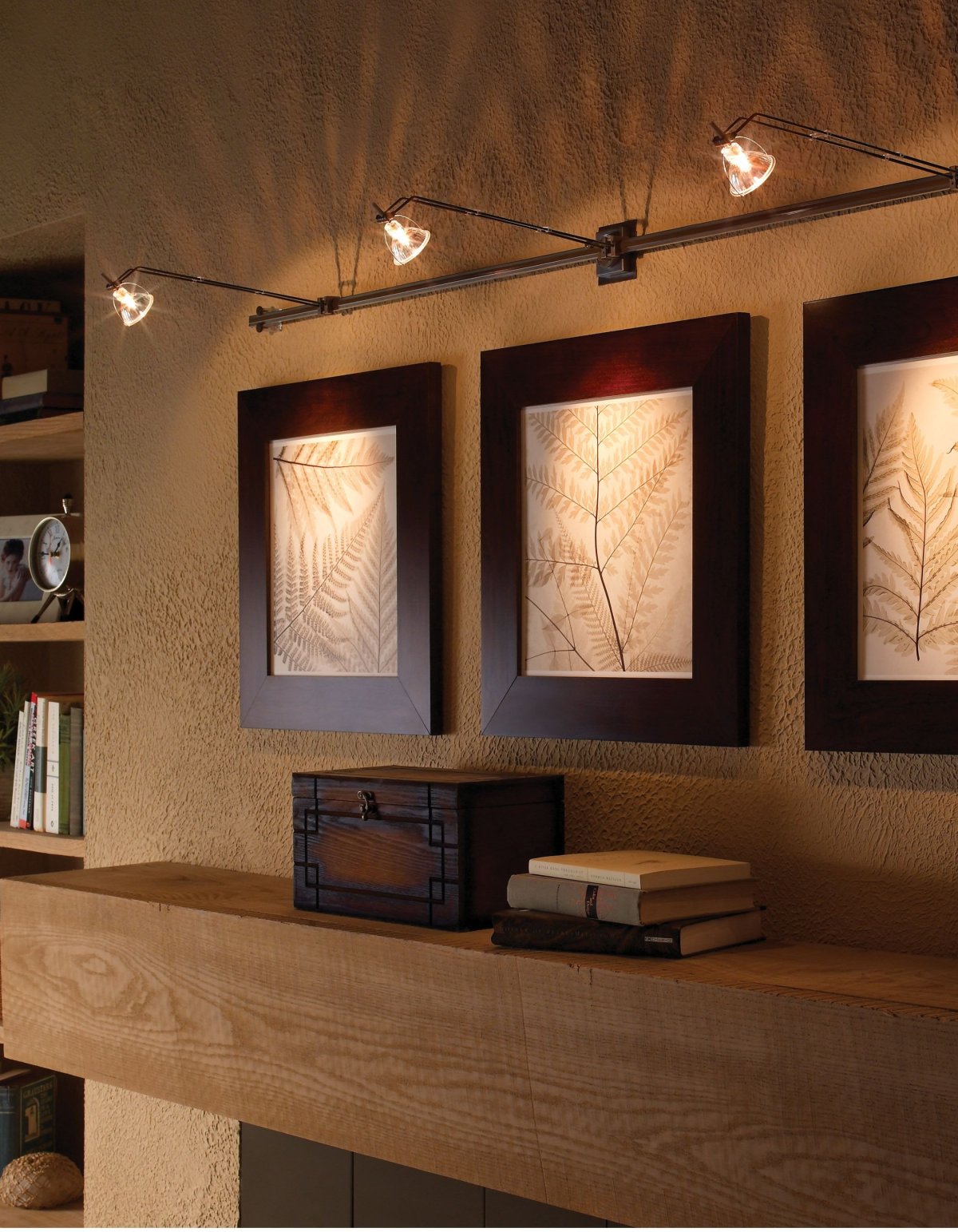 Трековый светильник на стене