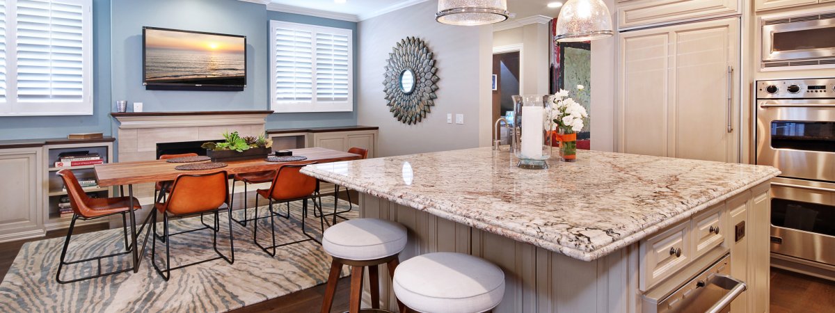 Стол под телевизором на кухне