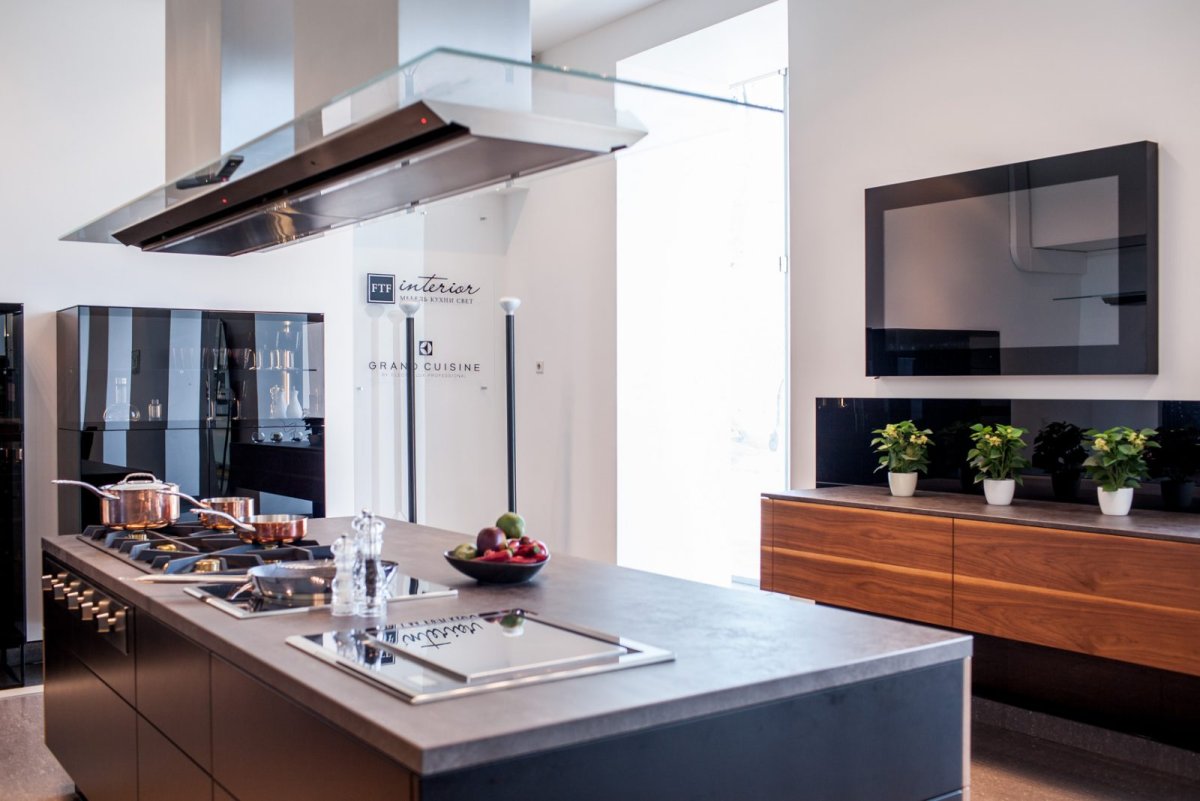 Кухни с встроенным телевизором в фартук