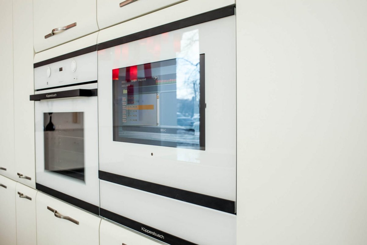 Кухня с бытовой техникой