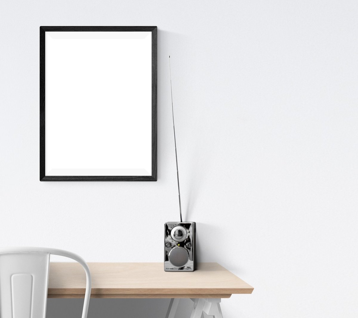 Рамка на столе в интерьере