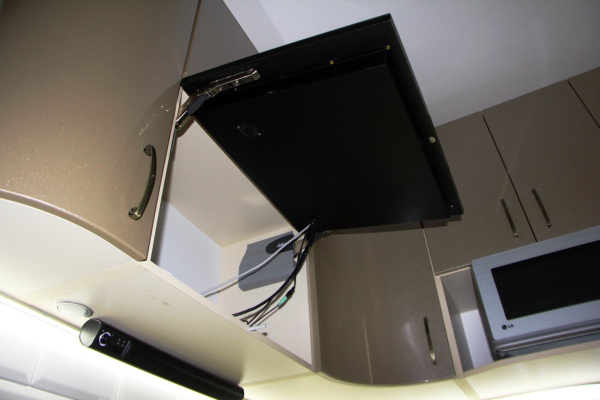 Встроить монитор в стекло кухонного гарнитура