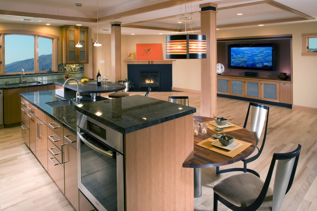 Кухня с телевизором на стене