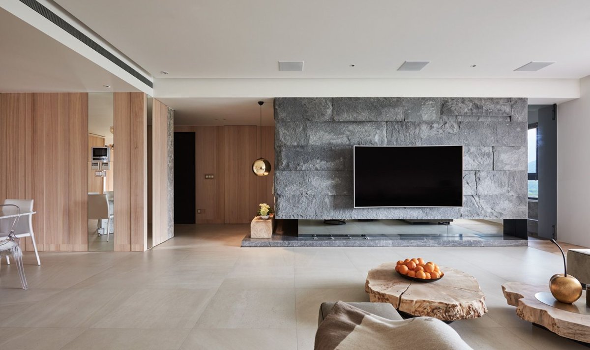 Керамогранит за телевизором на стене