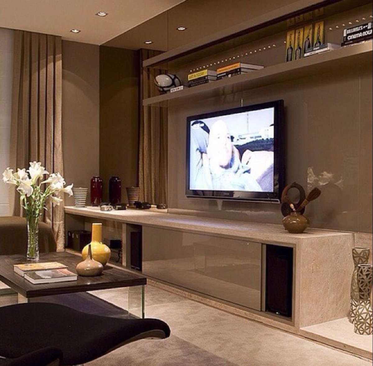 Гостиная с большим телевизором на стене