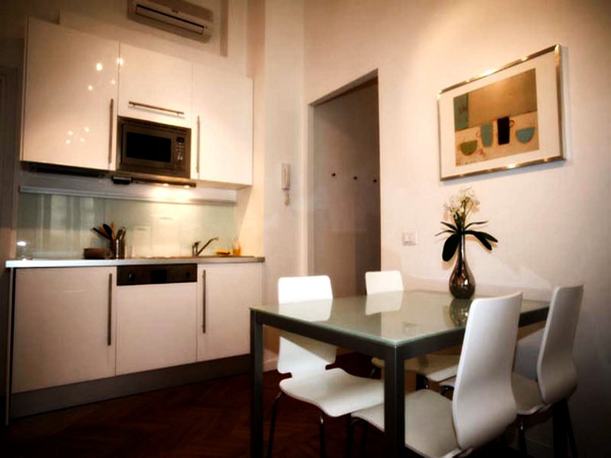 Телевизор над кухонным столом