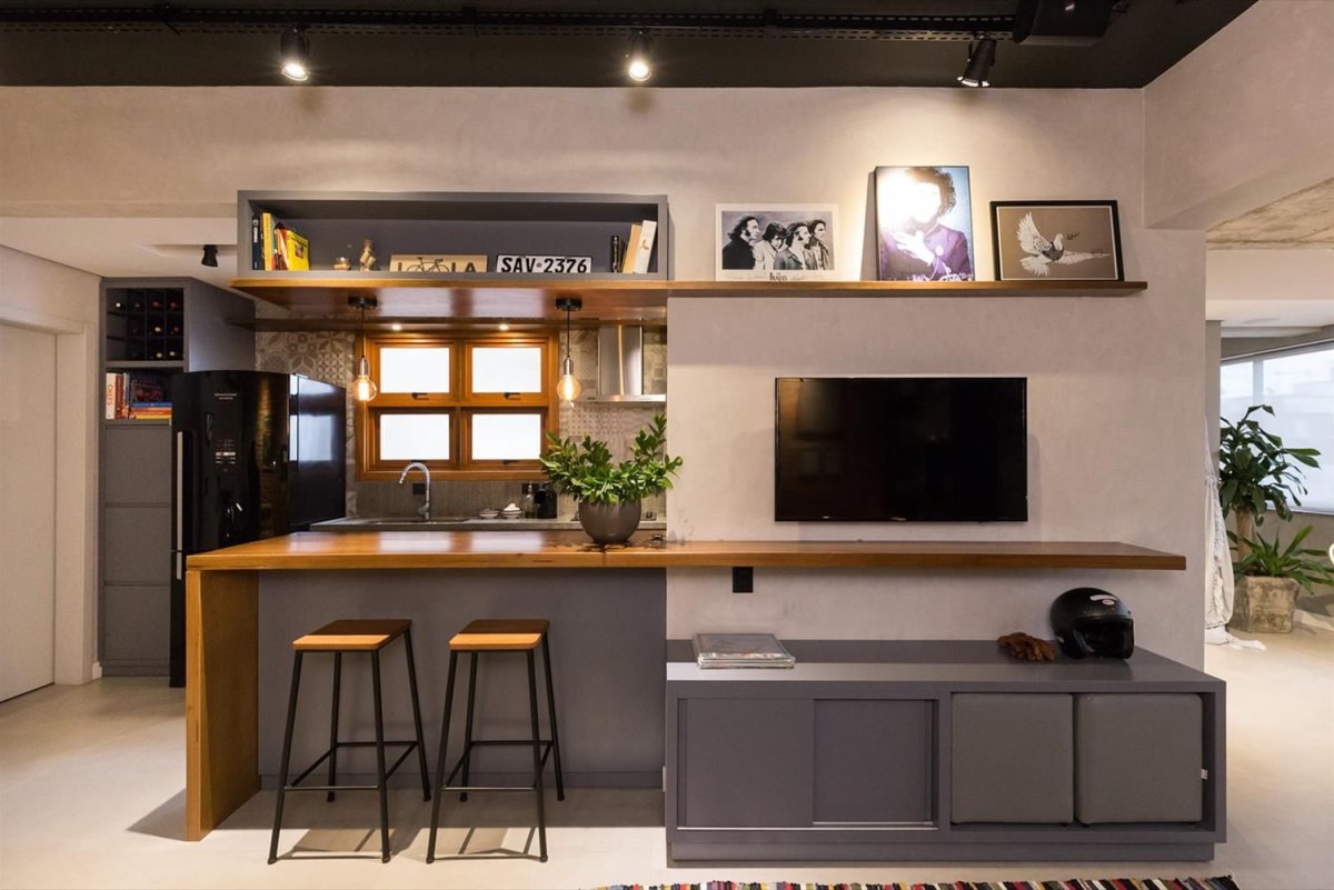 Телевизор над кухонным столом