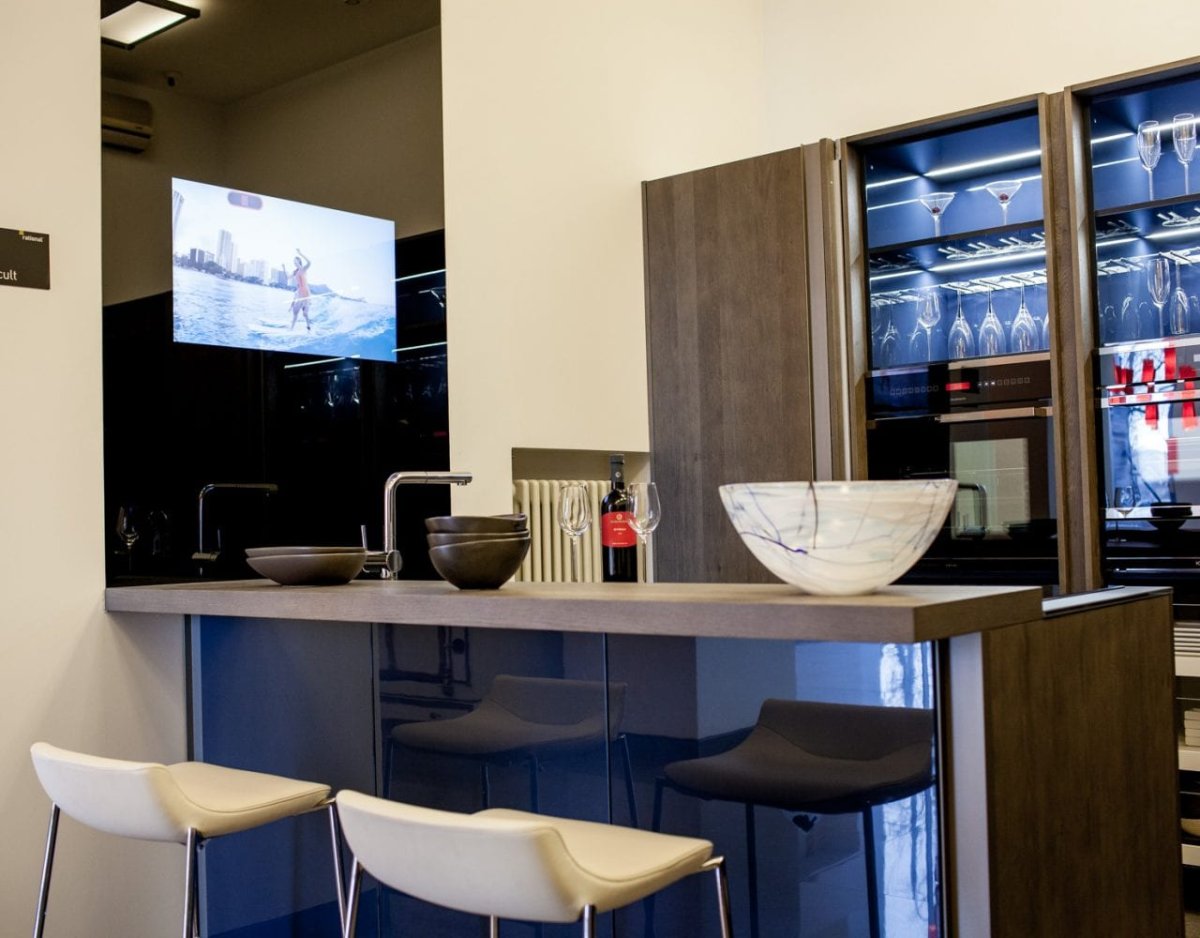 Телевизор на кухне над столом