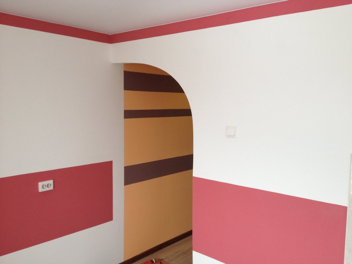 Окраска стен в двух цветах