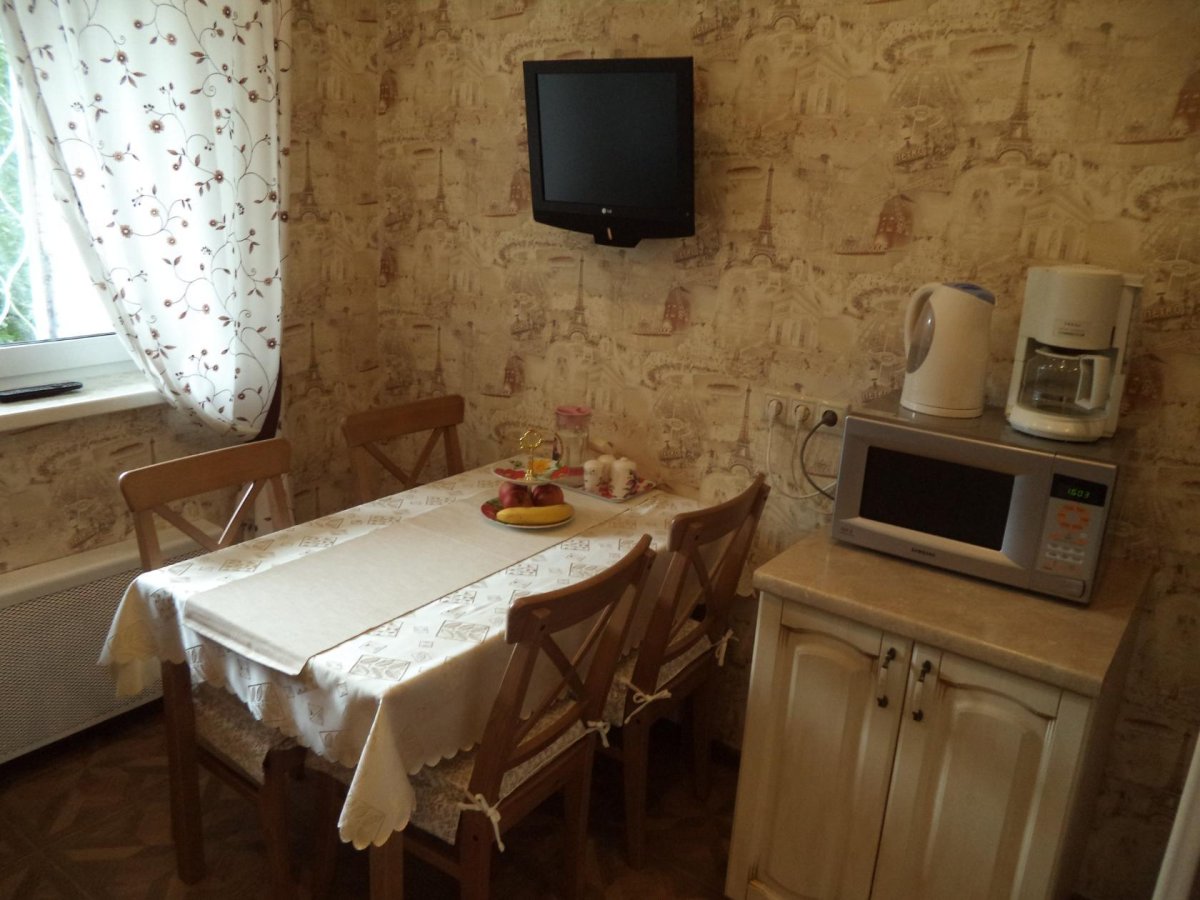 Стол кухонный по телевизором