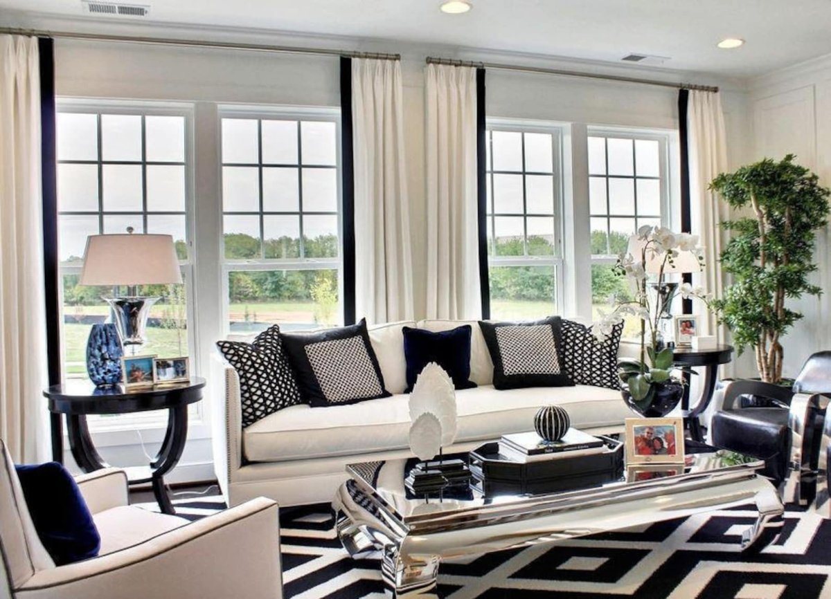 Полосатые шторы в интерьере гостиной