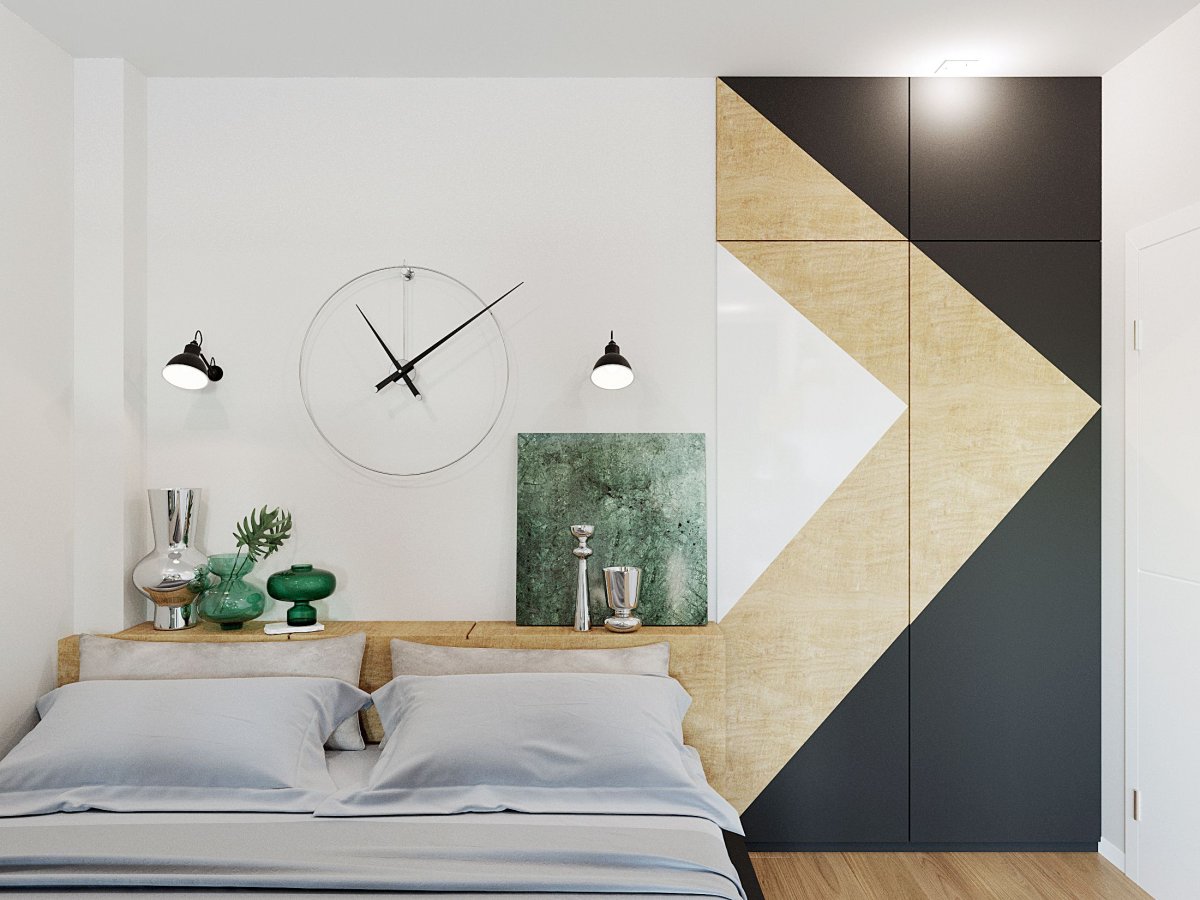 Большие часы над кроватью