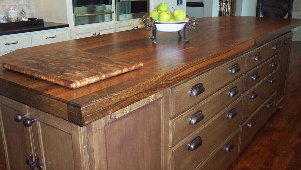 Кухня с деревянной столешницей