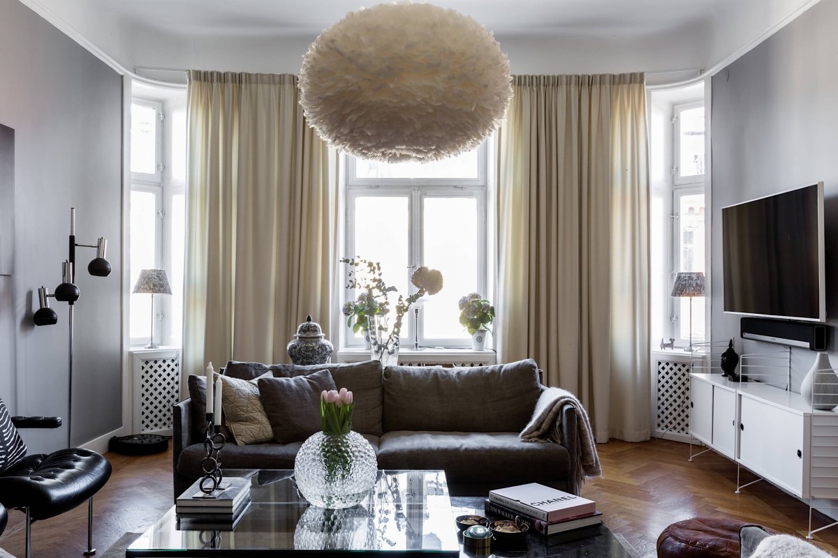 Бело черный интерьер гостиной штора