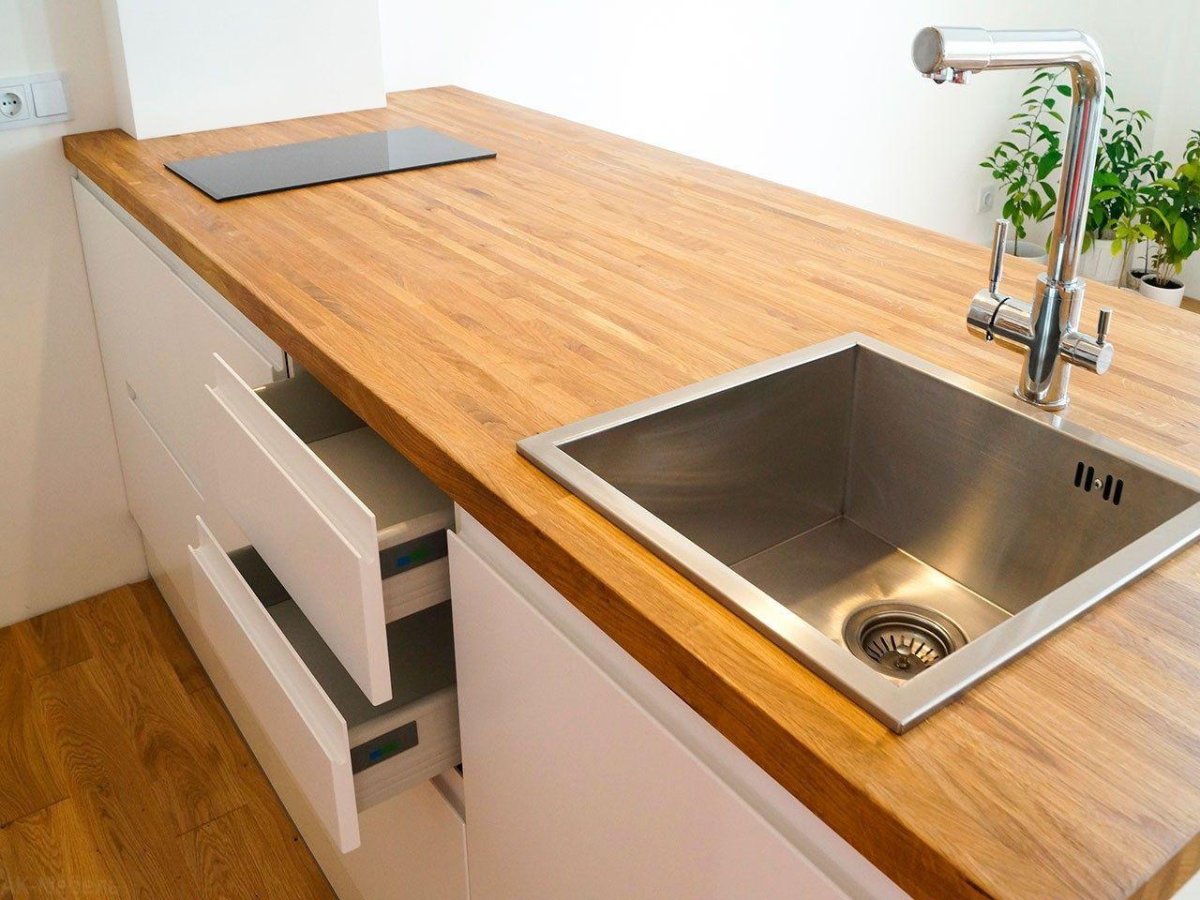 Кухня с деревянной столешницей