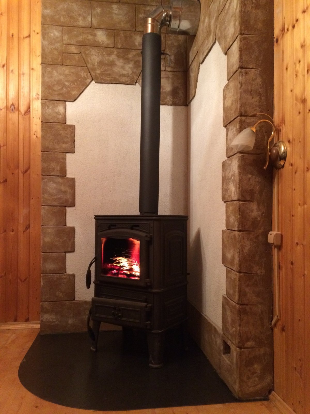 Отделка стены у камин печки