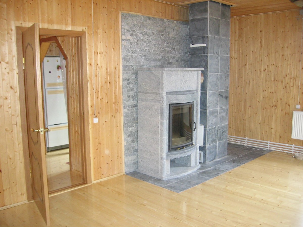 Угловая печь-камин в интерьере загородного дома