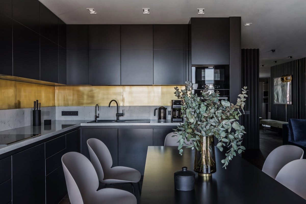 Кухня в темных тонах