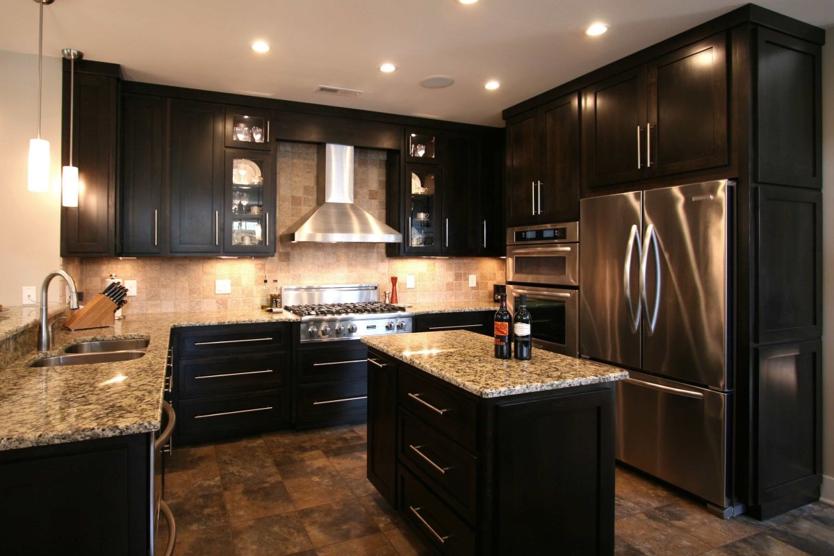 Кухня в темных тонах