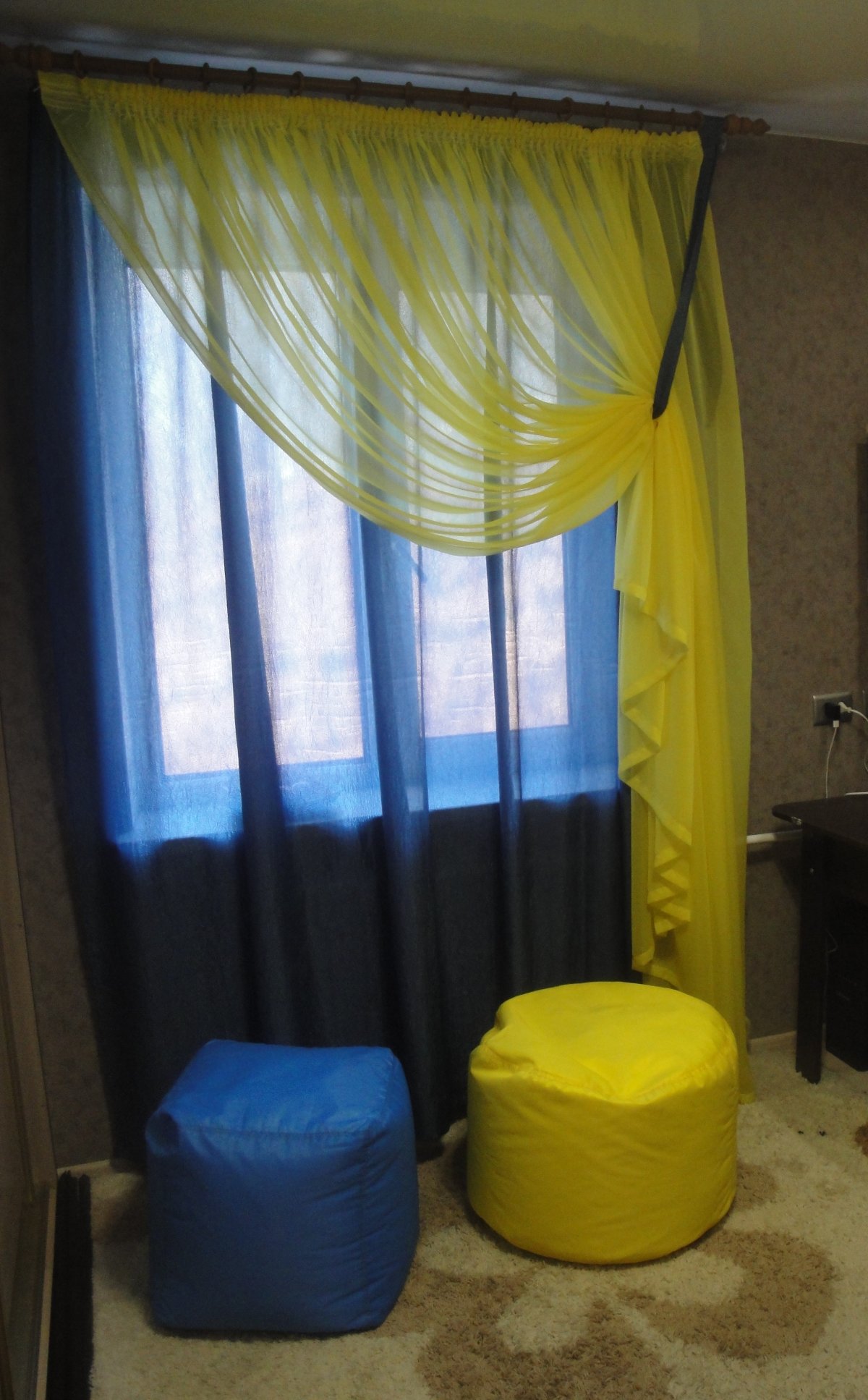 Желтые шторы в интерьере