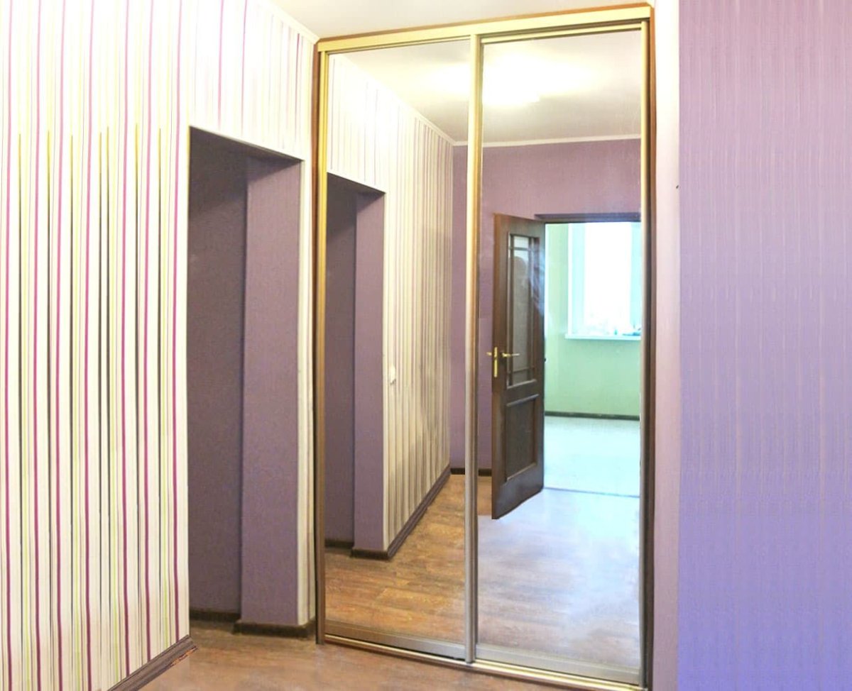 Встроенный шкаф с распашными дверями