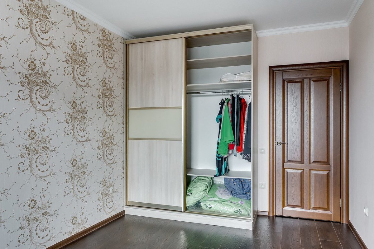 Двери в коридоре