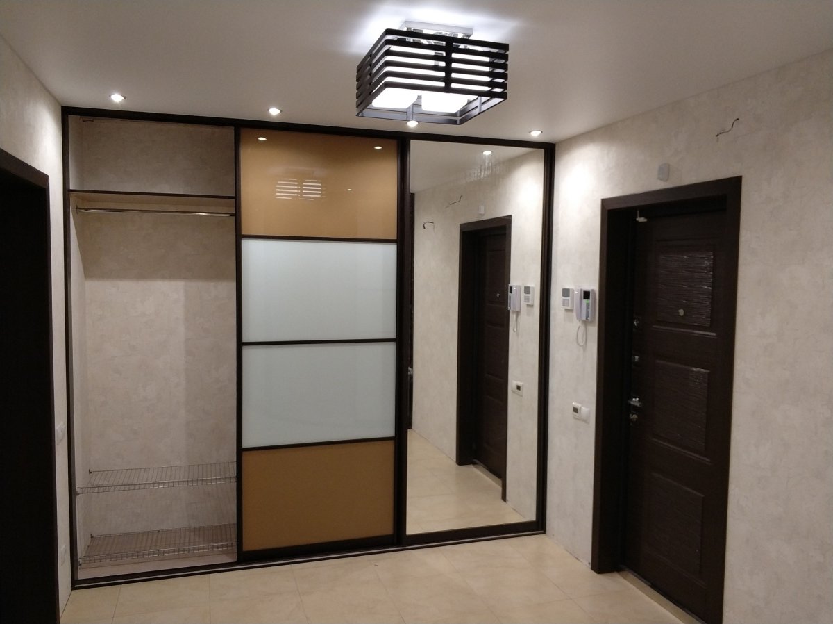 Шкаф с зеркальными дверями в прихожую