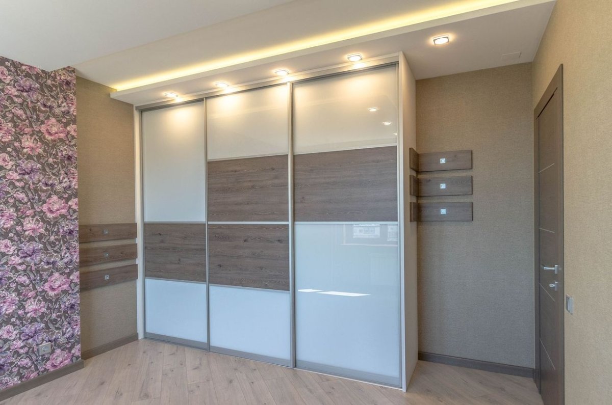 Шкаф в прихожую в квартире