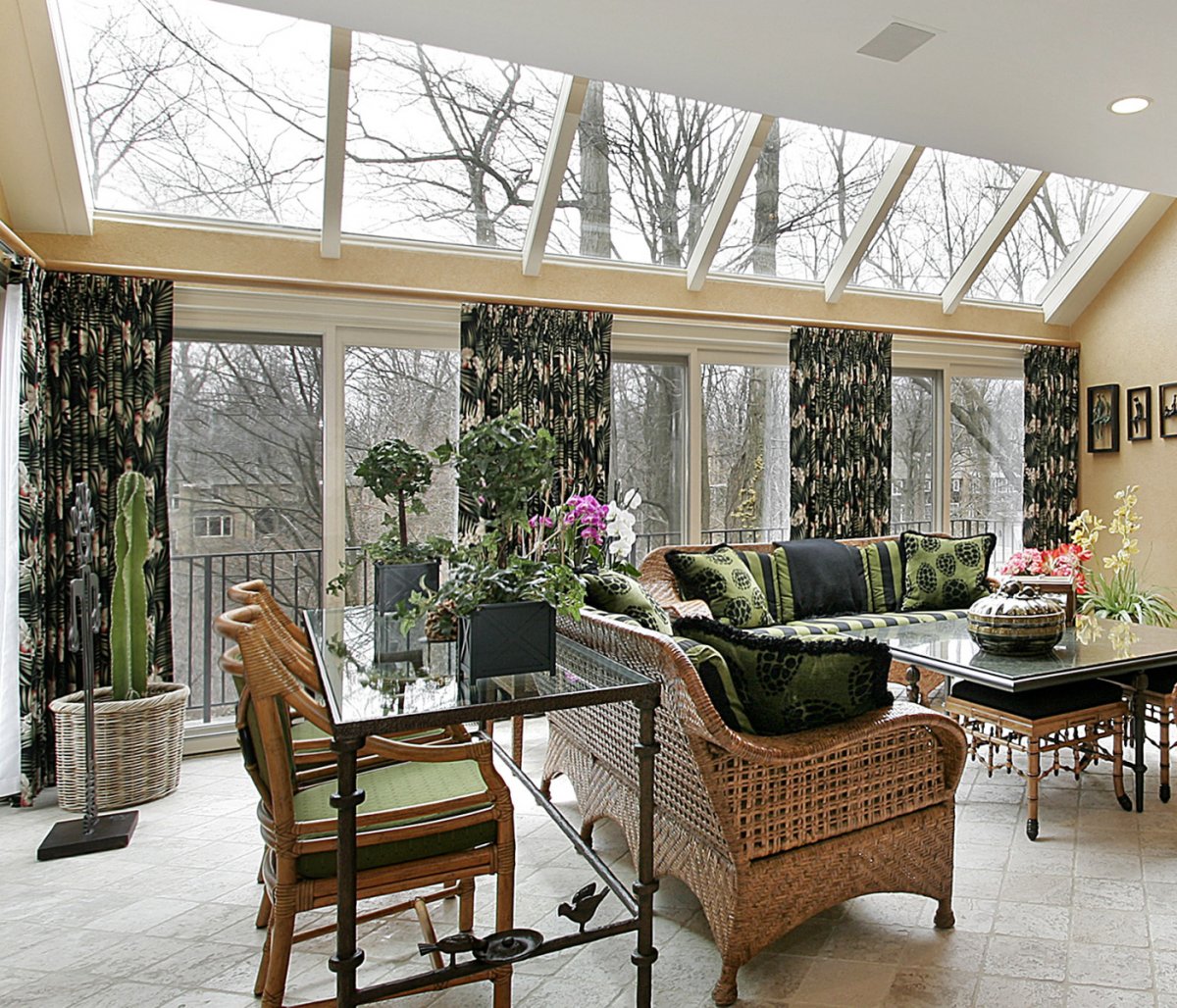 Зимний сад с панорамными окнами