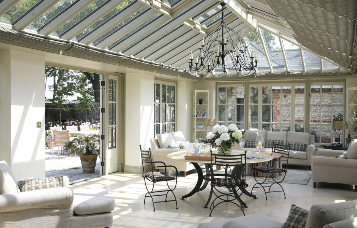 Веранда с белыми занавесками