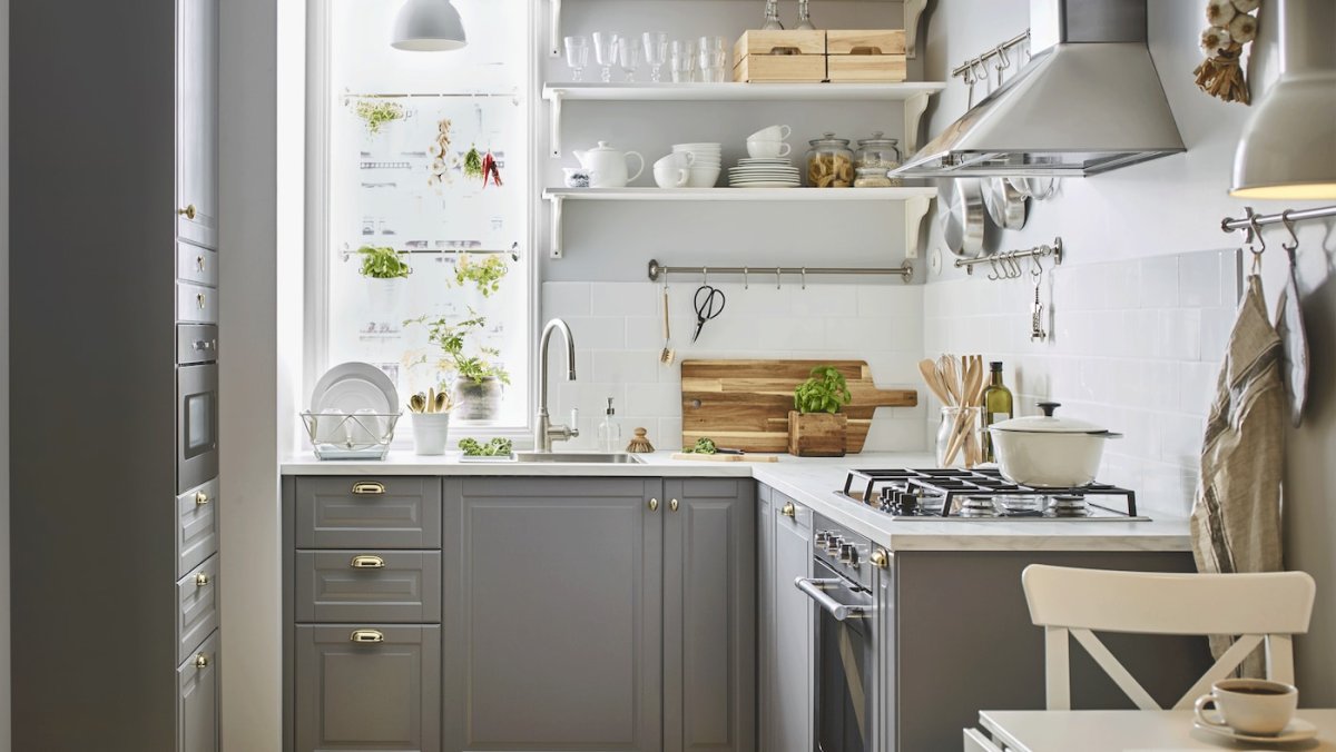 Серо желтый интерьер кухни икеа