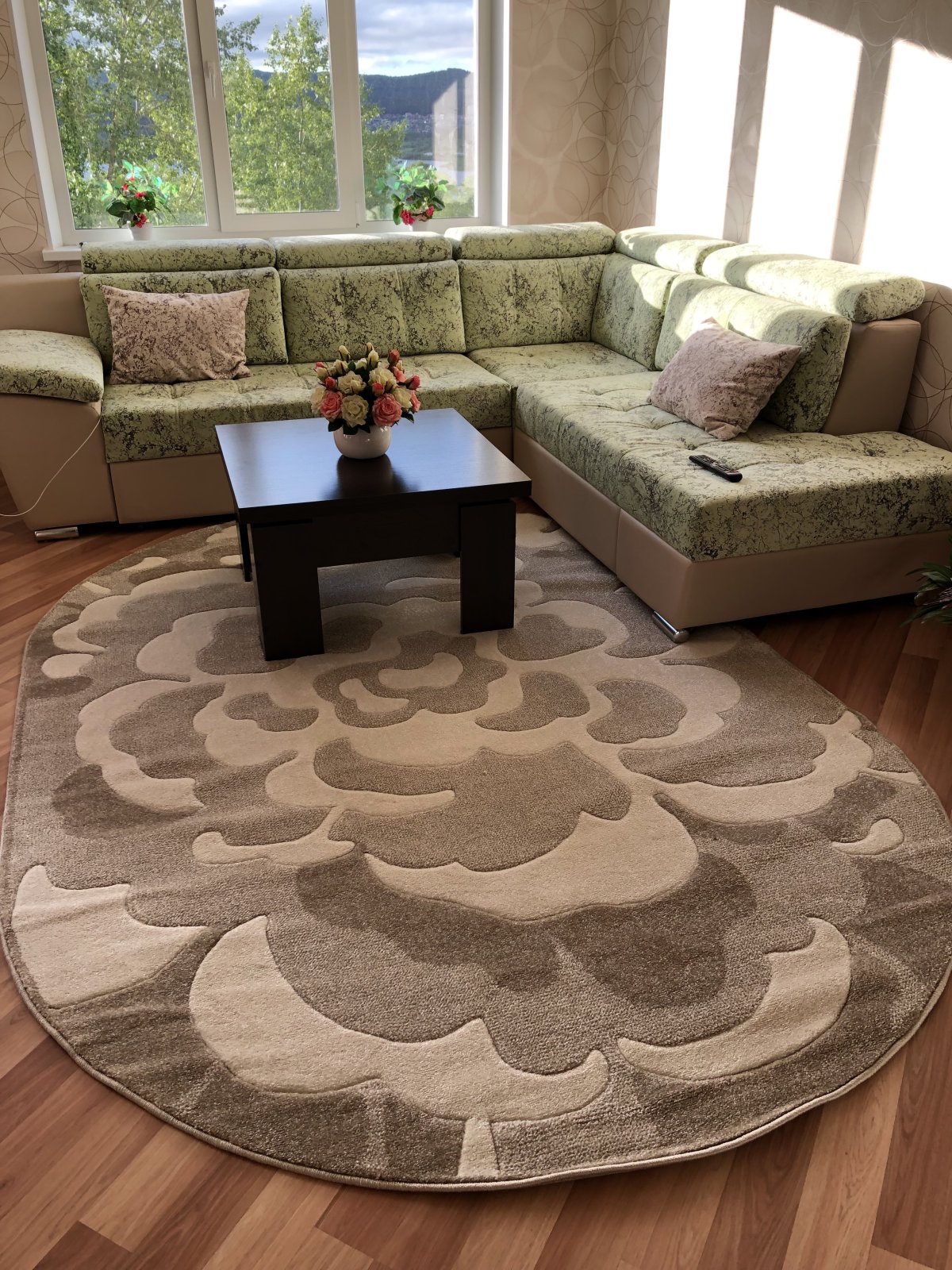 Интерьер с красным ковром на полу