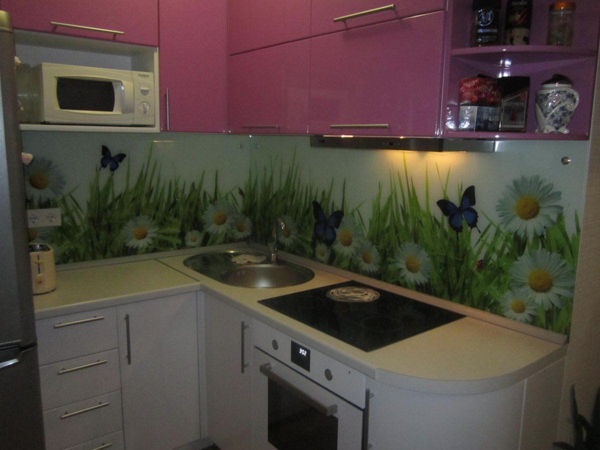 Рабочий фартук для маленькой кухни с природой