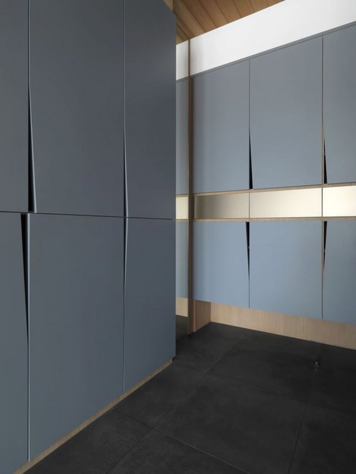 Шкаф в прихожую в скандинавском стиле