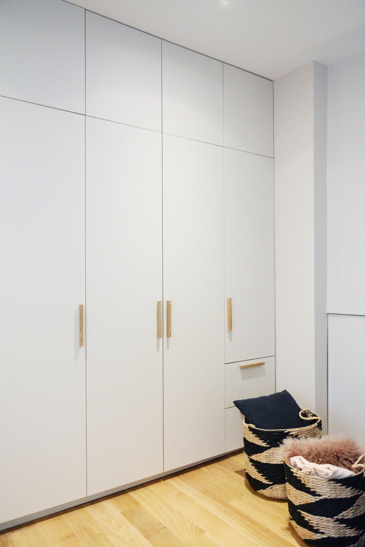 Белый шкаф с черными ручками