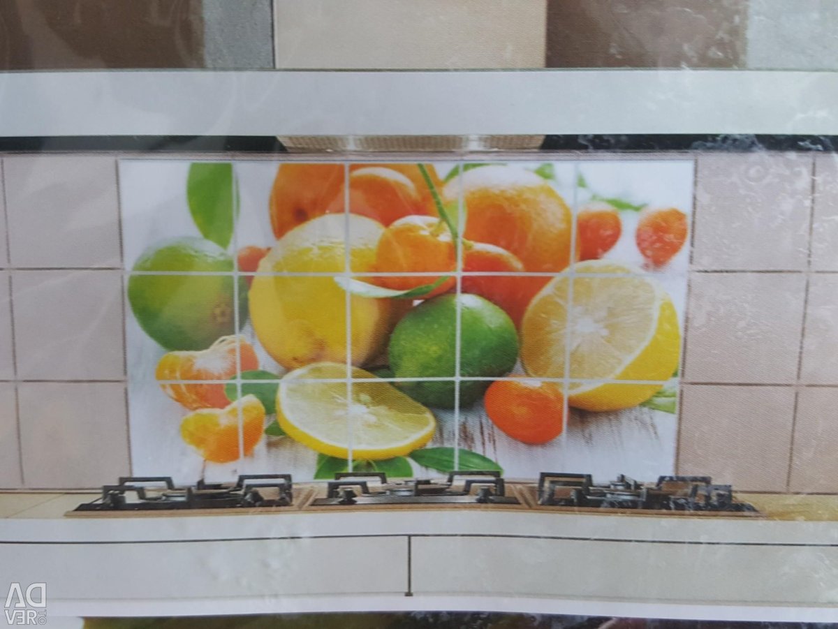 Стеклянный фартук для кухни в деревянном доме