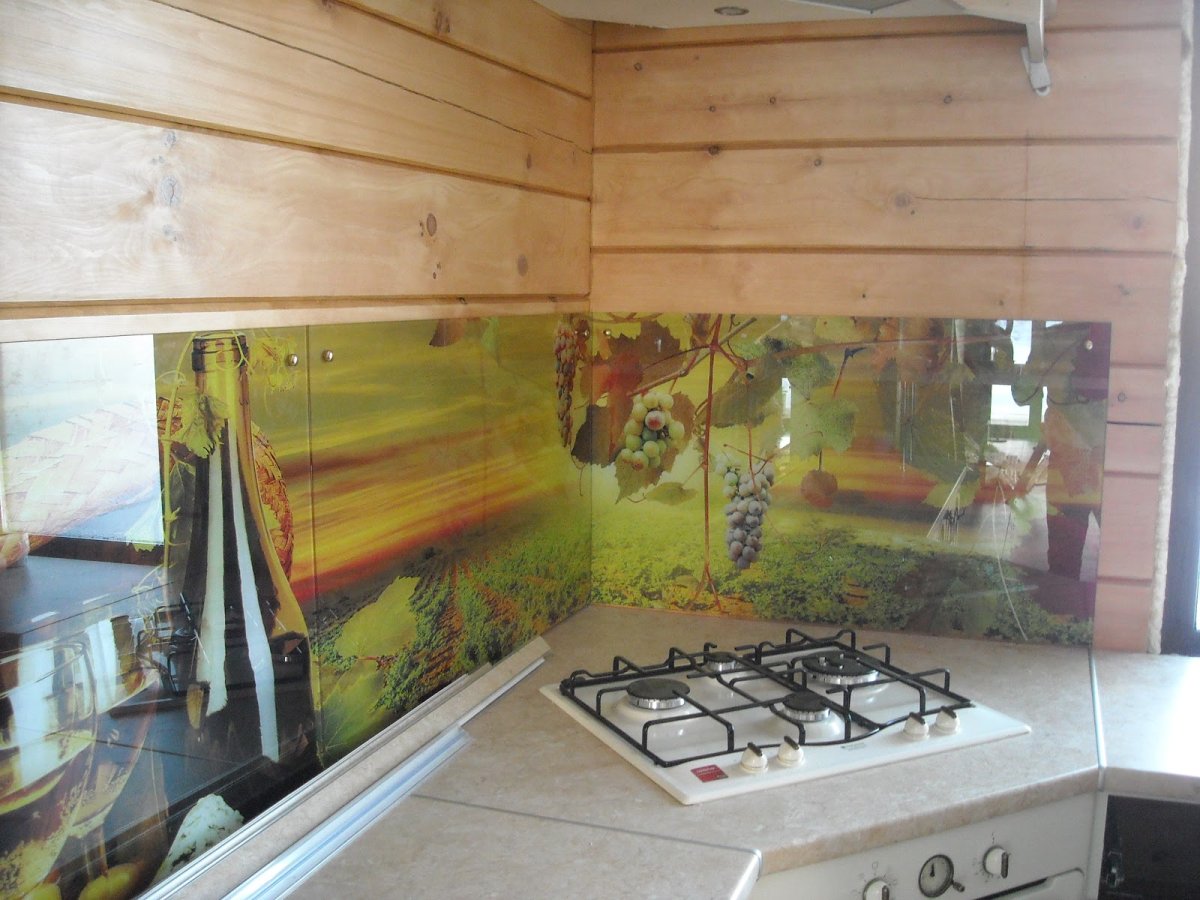 Стеклянный фартук для белой кухни