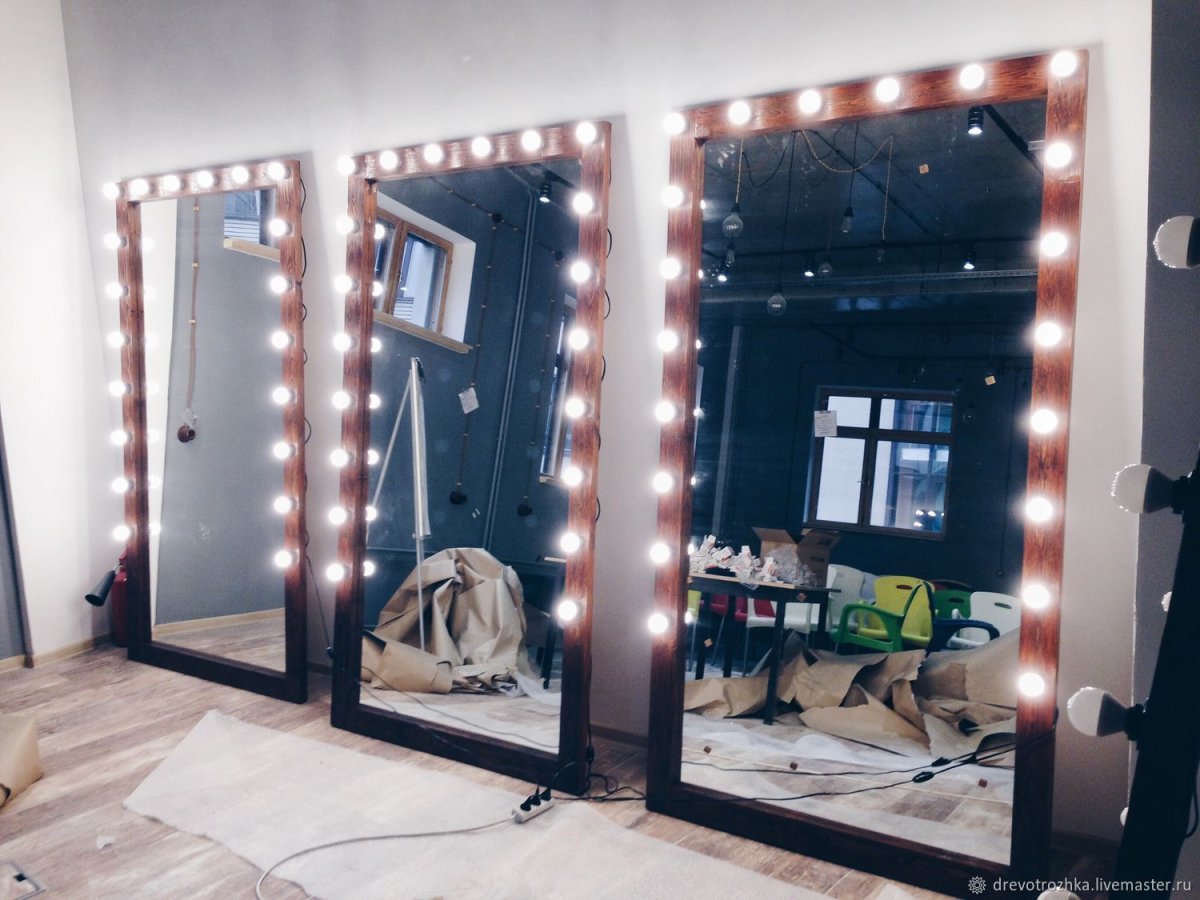 Спальня с большим зеркалом