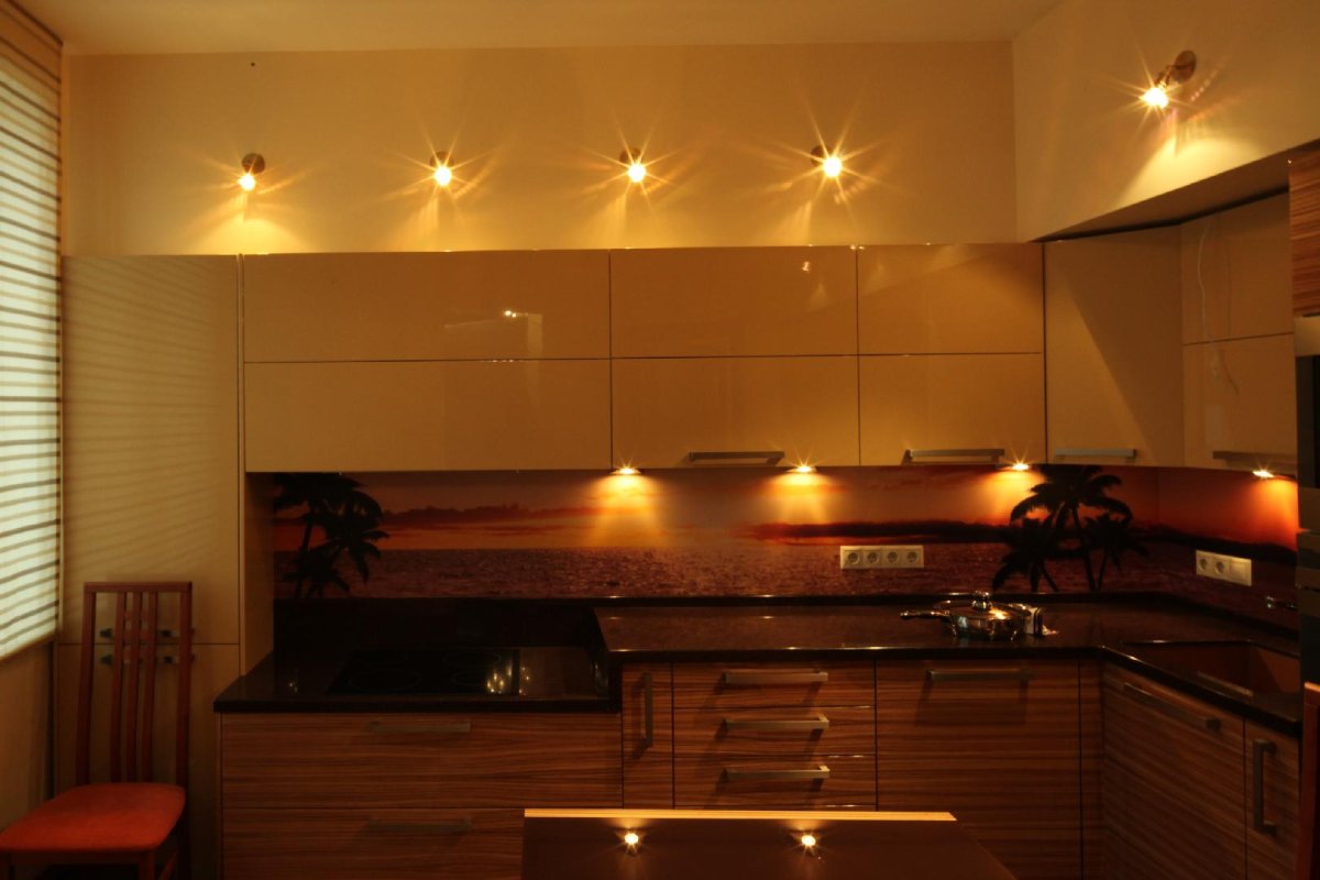 Точечные светильники на кухне