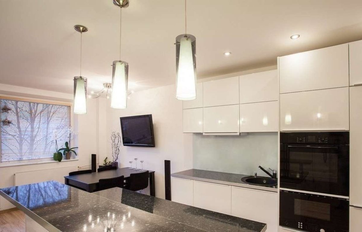 Споты в интерьере кухни