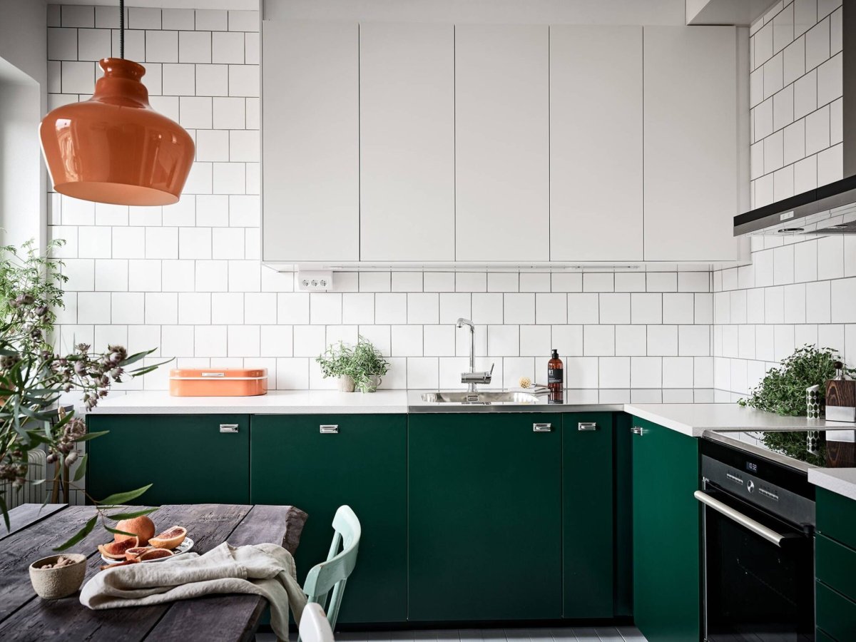 Кухня в скандинавском стиле с зелеными оттенками