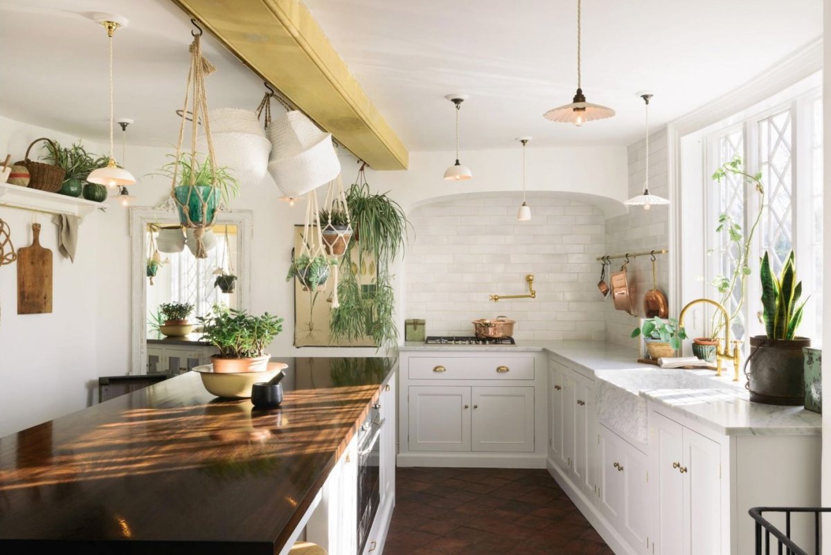 Кухня в средиземноморском стиле без верхних шкафов