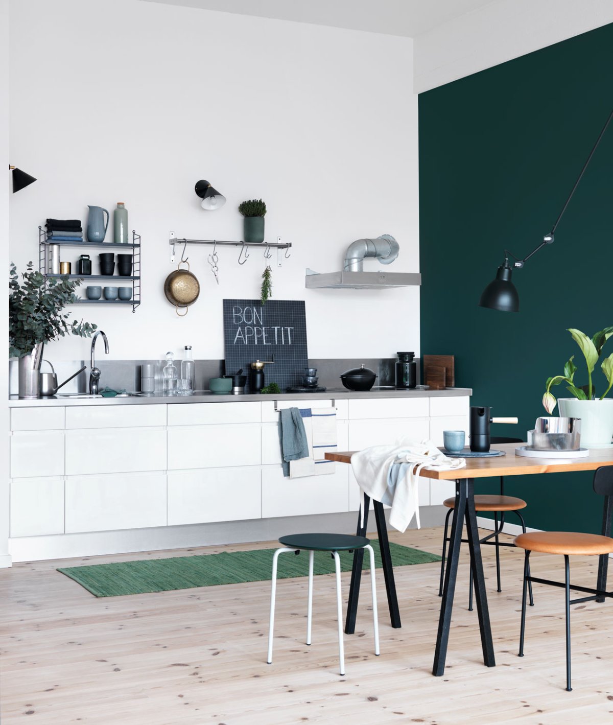 Кухня в скандинавском стиле с зелеными стенами