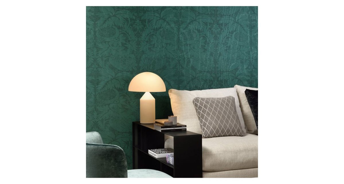 Штукатурка с зелеными обоями