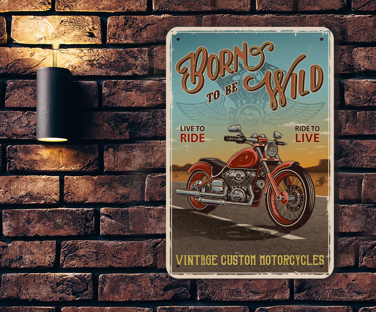 Металлическая табличка на картине