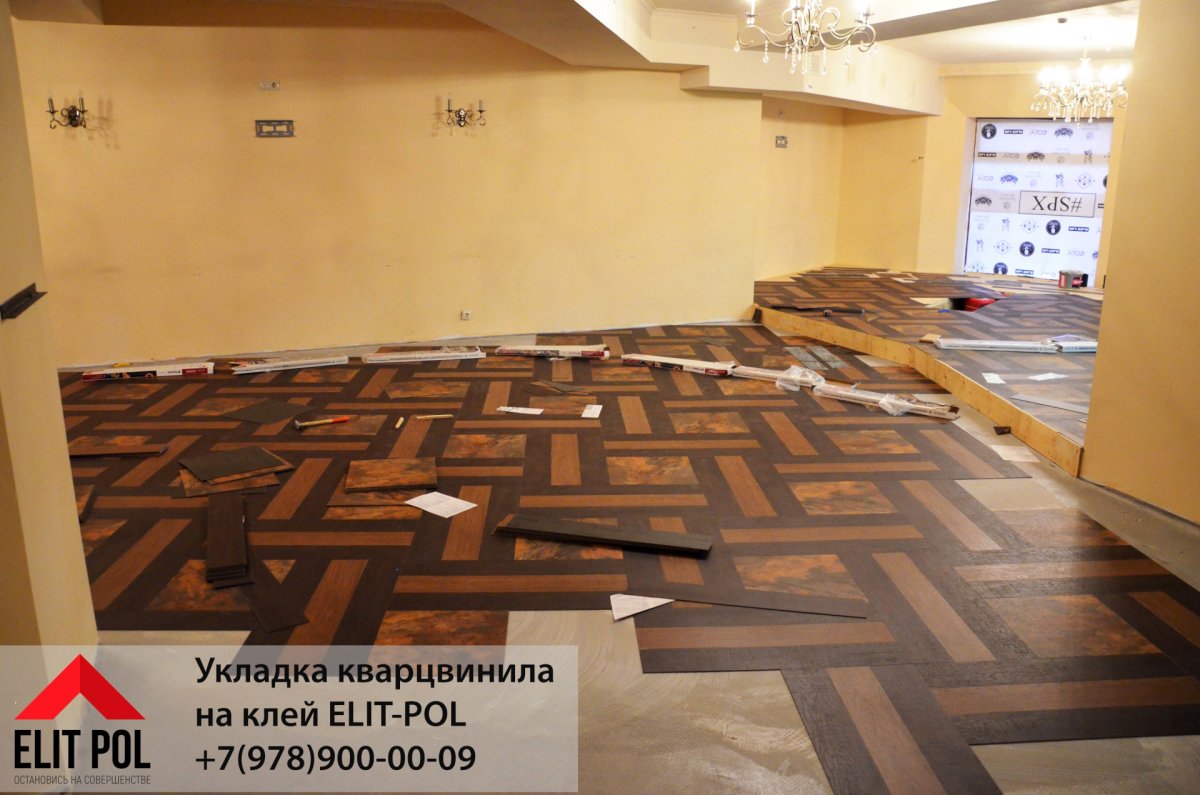 Плитка ПВХ на стене в спальне