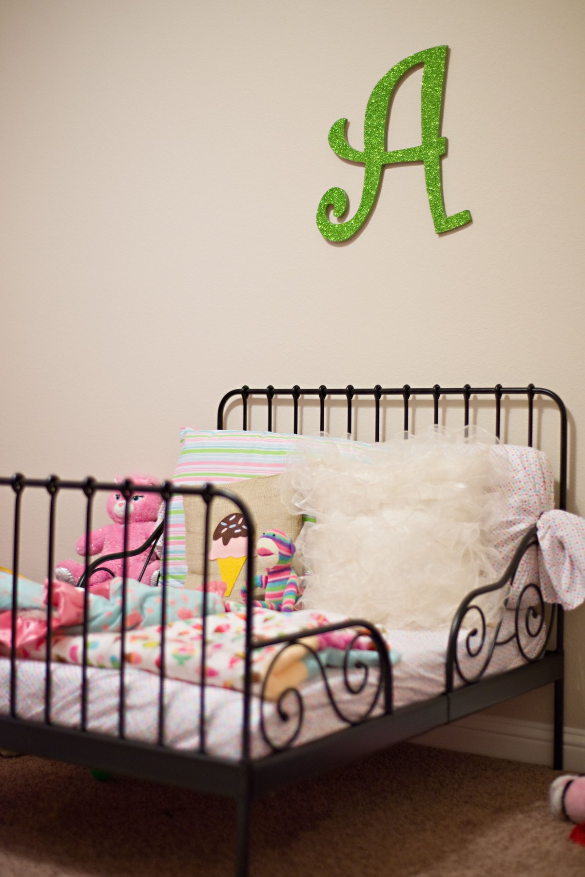 Кованая кровать икеа в интерьере детской