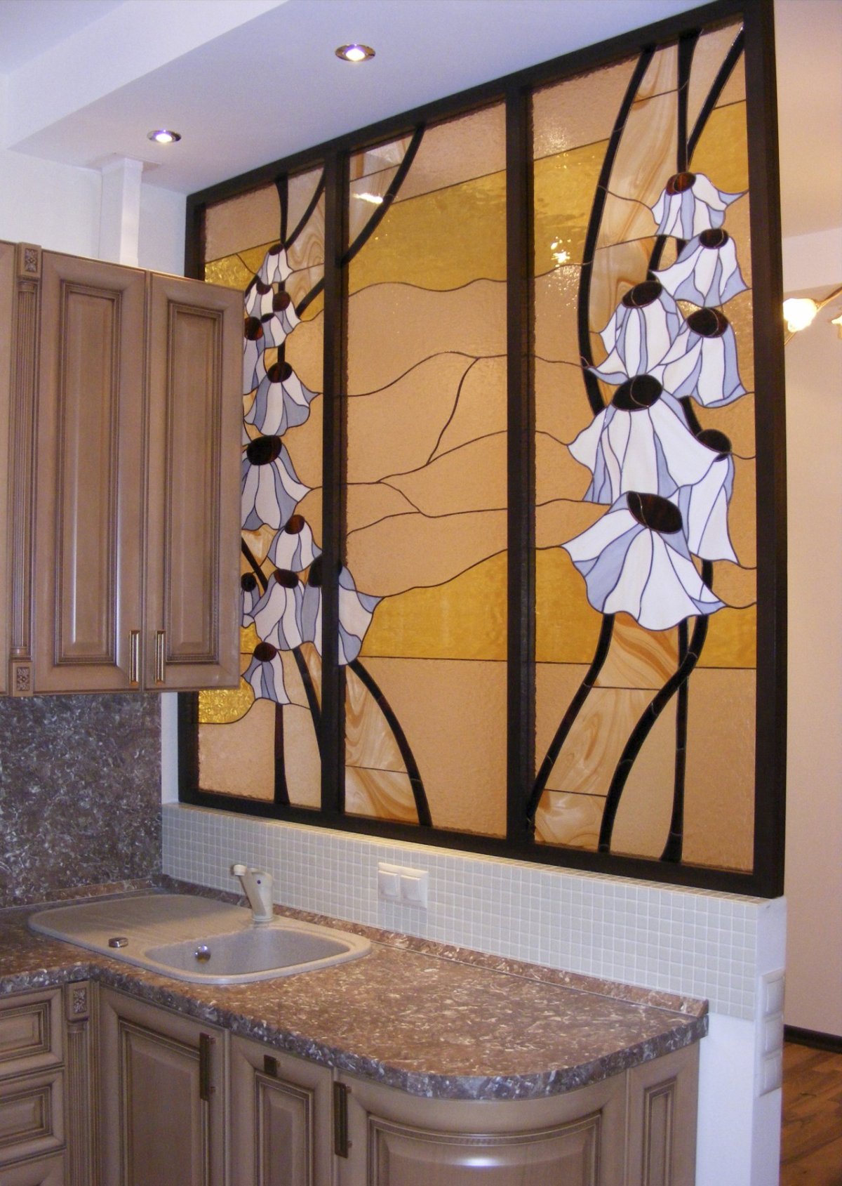 Кухня с витражными окнами